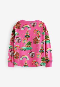 Camicia a maniche lunghe di colore rosa con motivi a tema natalizio, tra cui bastoncini di zucchero, alberi di Natale, case e auto d'epoca.