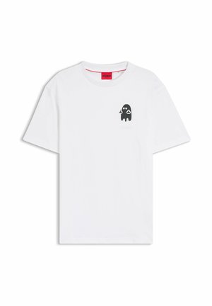 Biały T-shirt z krótkim rękawem wykonany z bawełny, z małą czarną postacią z kreskówki na lewej piersi oraz czerwoną metką z logo na karku.