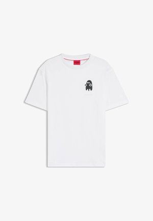 Biały T-shirt z krótkim rękawem wykonany z bawełny, z małą czarną postacią z kreskówki na lewej piersi oraz czerwoną metką z logo na karku.