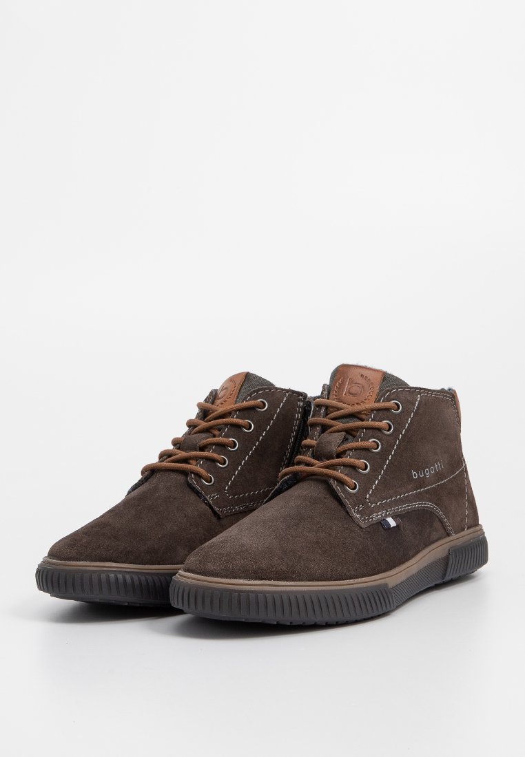 Scarpe alla caviglia in suede marrone con finitura testurizzata, lacci marroni, cuciture bianche a contrasto e suola in gomma. Logo impresso sul tallone.