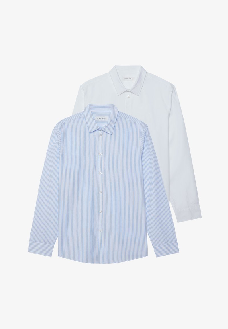 Δύο πουκάμισα με μακριά μανίκια: το ένα ανοιχτό μπλε με λεπτές κάθετες ρίγες, το άλλο ολόλευκο. Και τα δύο διαθέτουν κολάρο και κουμπιά μπροστά.