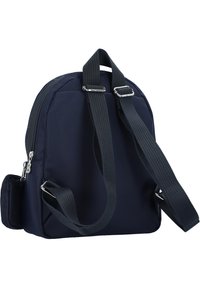 Zaino blu navy realizzato in tessuto resistente, chiusura con zip, spallacci regolabili e una tasca laterale per ulteriore spazio di stivaggio. Presenta accessori in metallo argentato.