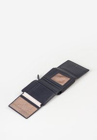 Marineblaue Leder-Geldbörse, mit Reißverschluss, mehrere Kartenfächer, transparentes Ausweisfach, Innenraum mit geometrischem Muster, glatte Textur, kompaktes Design.