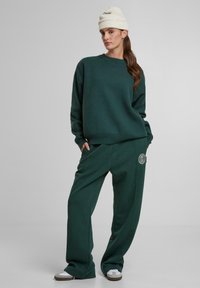 PROHIBITED CAMDEN - Pantalones deportivos - green