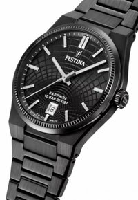 Montre en acier inoxydable noir avec un cadran texturé noir, index horaires en argent et affichage de la date. Dotée d'un verre saphir et d'un design audacieux.
