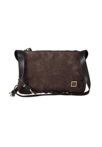 Borsa a tracolla in suede marrone con tracolla in pelle, chiusura con cerniera e dettaglio con logo in ottone. Texture liscia, forma rettangolare, design minimalista.