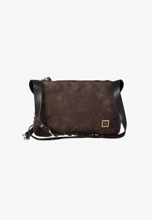 Borsa a tracolla in suede marrone con tracolla in pelle, chiusura con cerniera e dettaglio con logo in ottone. Texture liscia, forma rettangolare, design minimalista.