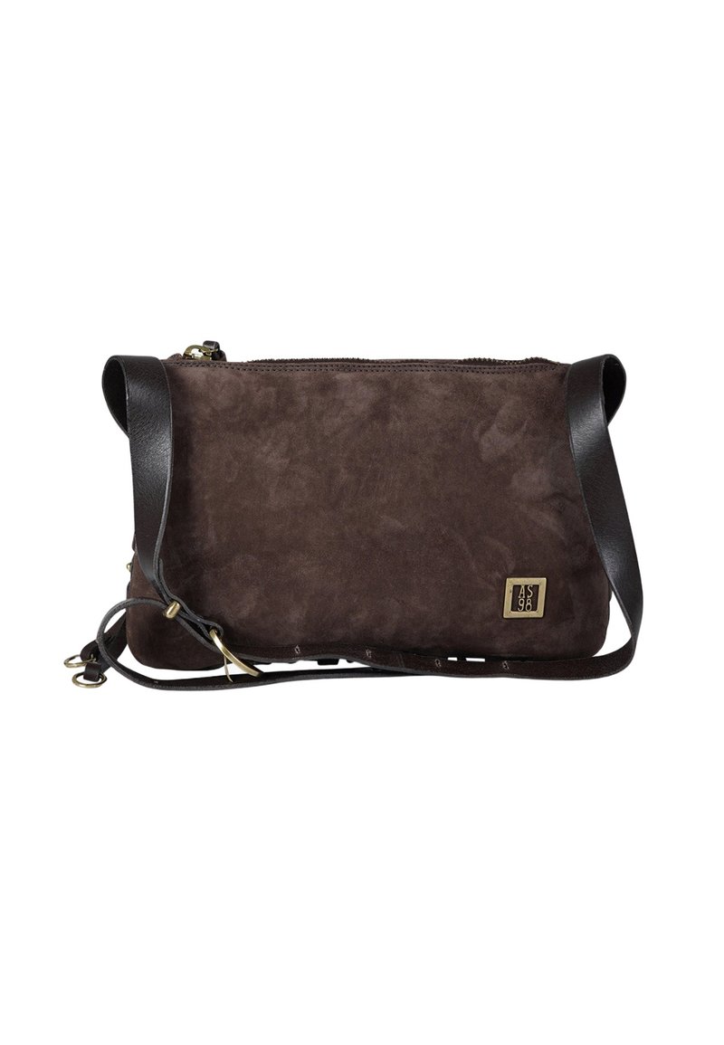 Borsa a tracolla in suede marrone con tracolla in pelle, chiusura con cerniera e dettaglio con logo in ottone. Texture liscia, forma rettangolare, design minimalista.