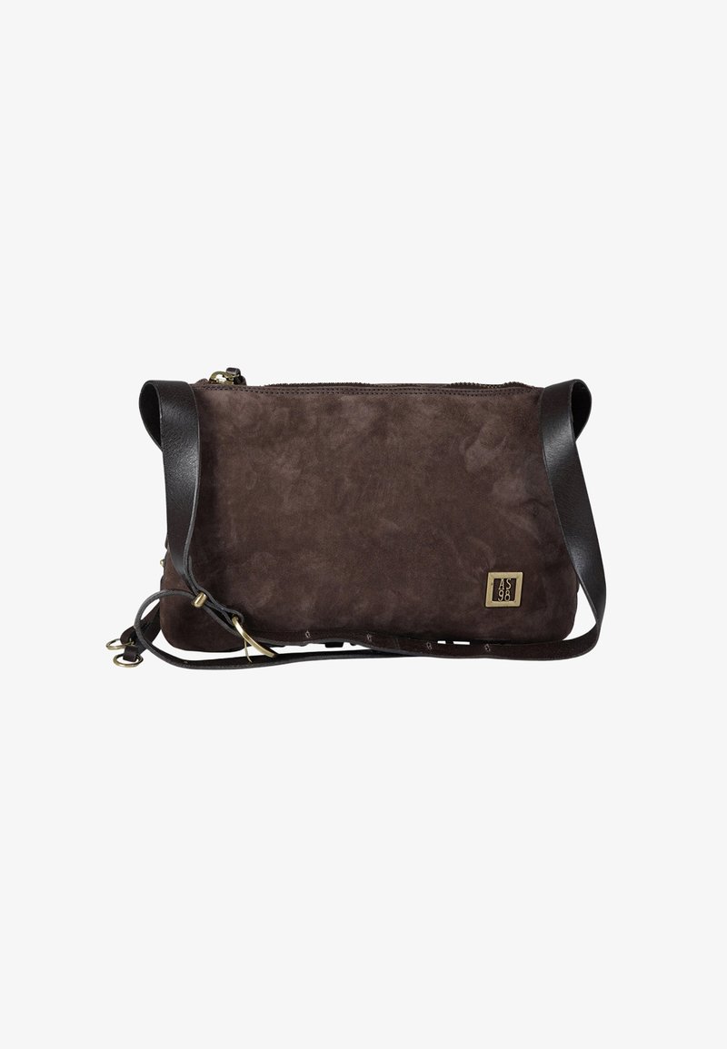 Borsa a tracolla in suede marrone con tracolla in pelle, chiusura con cerniera e dettaglio con logo in ottone. Texture liscia, forma rettangolare, design minimalista.