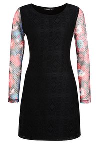 Vestido negro con mangas largas de tela transparente con estampado floral. El cuerpo presenta un patrón texturizado con formas de diamantes y círculos.