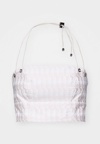 Λευκή κοντή μπλούζα με διακριτό επαναλαμβανόμενο μοτίβο. Διαθέτει ρυθμιζόμενους ιμάντες και ασημένιες λεπτομέρειες. Λείο, ελαφρύ ύφασμα.