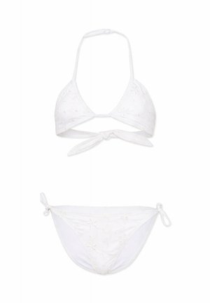 Bikini bianco in due pezzi con ricamo floreale, top a collo all'americana con nodo frontale e slip con laccetti laterali su sfondo bianco.