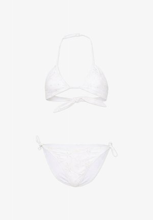 Bikini bianco in due pezzi con ricamo floreale, top a collo all'americana con nodo frontale e slip con laccetti laterali su sfondo bianco.