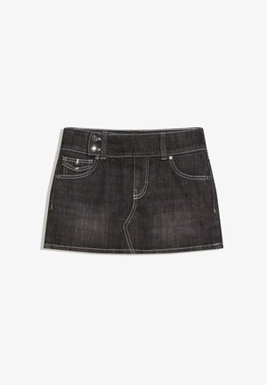 Fustă mini din denim negru cu textură netedă. Are cinci buzunare, două nasturi în talie și detalii de cusături contrastante.