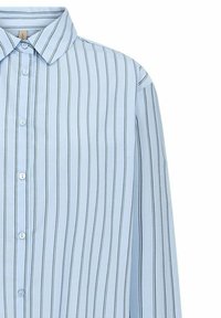 Lichtblauw overhemd met verticale donkerblauwe strepen, een puntkraag en een gladde textuur. Voorzien van een knoopsluiting aan de voorkant.