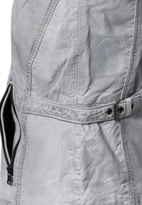 Graue Lederjacke mit texturierter Oberfläche, auffälligen Nähten, einer seitlichen Reißverschlusstasche und einem passenden Gürtel mit einer Metall-Schließe.