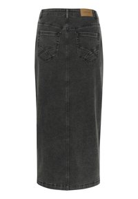 Crni denim midi suknja ravnog kroja, s dvije stražnje džepove, vidljivim šavovima i smeškom kožnom etiketom na pojasu.