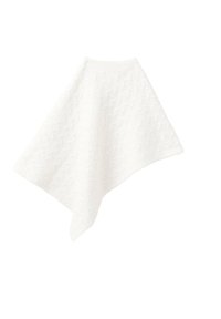 Hvid, struktureret poncho lavet af strikket materiale, med diamantmønster, asymmetrisk form og afsluttede kanter.
