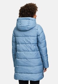 Ljusblå puffy jacka med huva, med horisontell quiltad design och sidofickor. Slätt, glänsande material med ribbade cuffs.