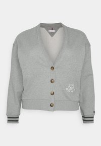 Szary bawełniany kardigan z dekoltem w szpic, z pięcioma brązowymi guzikami i logo po lewej stronie. Żebrowane mankiety z czarnymi paskami.