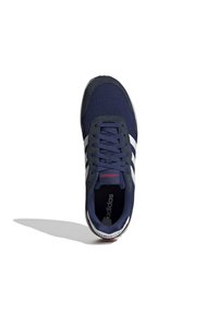 Scarpa sportiva blu navy con tomaia in rete, lacci piatti e tre strisce bianche. Presenta un collare imbottito e un logo sulla linguetta.