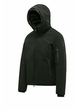 Czarna ocieplana kurtka z kapturem, z przodu zamek błyskawiczny, dwoma zamykanymi na zamek kieszeniami bocznymi oraz jedną zamykaną kieszenią na rękawie, zaprojektowana na zimne warunki.