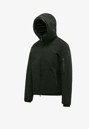 Giacca nera isolata con cappuccio, cerniera frontale, due tasche laterali con cerniera e una tasca con cerniera sulla manica, progettata per il clima freddo.