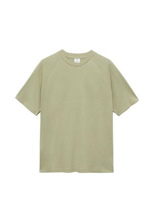 Olivově zelené tričko s krátkým rukávem a volnějším střihem, raglánové rukávy a hladká bavlněná textura. Kulatý výstřih, bez viditelných vzorů nebo dekorací.