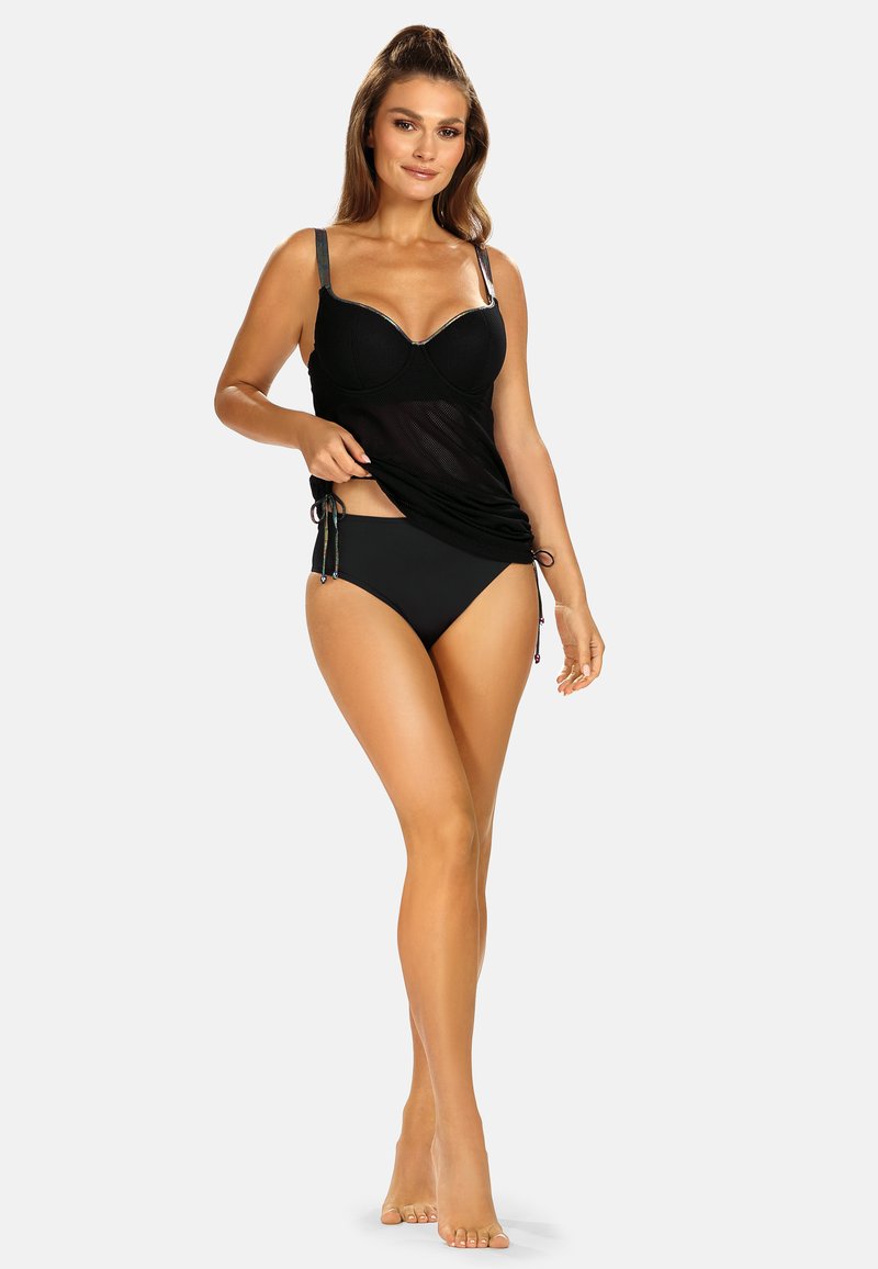 Czarny strój kąpielowy składający się z dopasowanego topu typu tankini z siateczki, z fiszbinami i regulowanymi ramiączkami, w komplecie z pasującymi majtkami w stylu high waist.