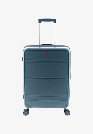 Valigia rigida di colore blu scuro con strisce orizzontali testurizzate, maniglia telescopica e quattro ruote. Presenta un piccolo logo sul frontale.