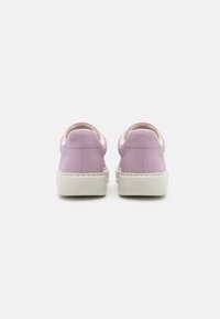 Sneakers in pelle lilla con suola bianca, caratterizzati da una finitura testurizzata e un design minimalista. Senza lacci visibili; interno morbido.