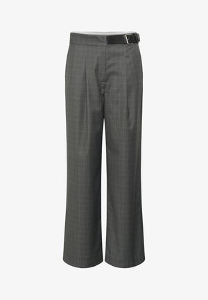 Grijze geruite wijde broek van een gladde stof, met plooien aan de voorkant en een zwarte riem met een zilveren gesp.