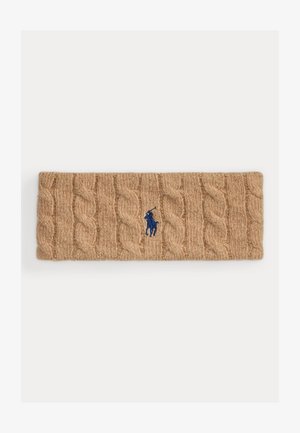 Beige kabelstrikket uldpandel med marineblåt broderet polo-spillerlogo centreret på den ene side.