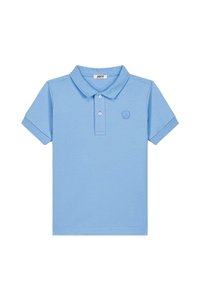 Lichtblauw poloshirt met korte mouwen, kraag, twee witte knopen op de knoopsluiting en een klein geborduurd logo op de linkerborst.