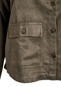 Olivgrünes Wildlederhemd mit einer Brusttasche, zwei braunen Knöpfen und einer weichen Textur. Verfügt über einen geraden Saum und sichtbare Nähdetails.