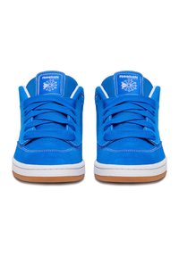 Blaue Wildleder-Sneaker mit weißen Akzenten, Schnürdesign, gepolstertem Kragen und Gummisohle. Mit Reebok-Logo auf der Zunge.