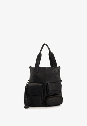 Schwarze Leder-Tote mit zwei Fronttaschen, einem kleinen Reißverschlussfach und doppelten Traggriffen; zeichnet sich durch eine glatte Textur und ein strukturiertes Design aus.