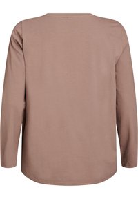 Langærmet, løstsiddende top i lysebrun bomuld. Har en rund halsudskæring og en glat overflade. Enkelt design uden mønstre eller detaljer.