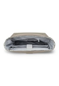 Szürke szövet laptop táska belső tere puha béléssel, cipzáras zsebbel és rögzítőpánttal az eszközök biztosításához. Minimalista dizájnnal rendelkezik.