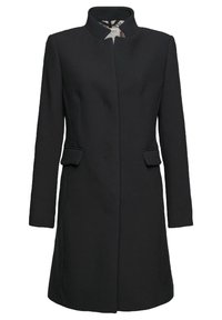 Schwarzer knielanger taillierter Mantel mit Stehkragen, langen Ärmeln und Klappentaschen auf jeder Seite.