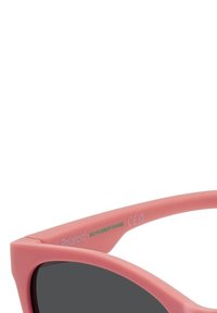 Gli occhiali da sole in gomma bio rosa presentano un design del telaio geometrico, lenti scure e un branding discreto sulla asta con una finitura opaca.