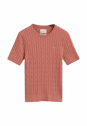 Pull en maille torsadée à manches courtes de couleur rose doux, avec un col rond et un petit logo sur la poitrine. Fabriqué dans un tissu texturé.
