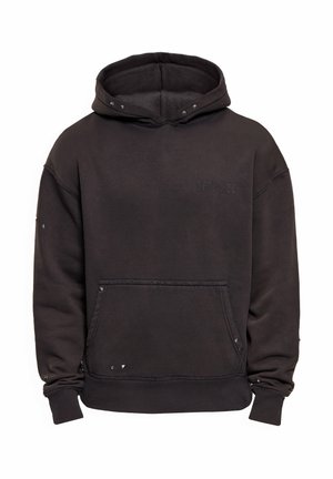 Crna trenirka s kapuljačom i prednjim džepom te sitnim metalnim zakovicama na kapuljači, rukavima i rubovima džepa.