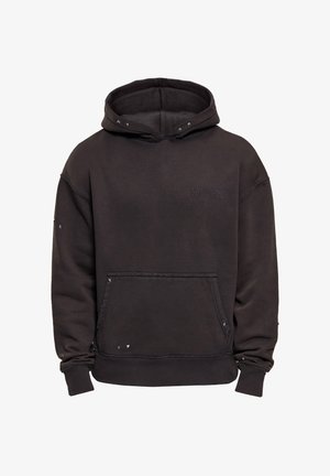 Crna trenirka s kapuljačom i prednjim džepom te sitnim metalnim zakovicama na kapuljači, rukavima i rubovima džepa.