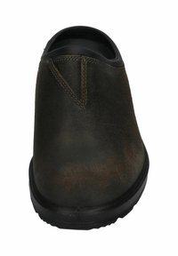 Brun lädersko med slip-on design, slät yta, rundad form och en svart gummisula. Har en minimalistisk design med en liten sydd detalj.