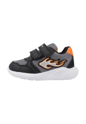 Zapatilla infantil gris y negra con suela blanca, diseño de llama naranja en el lateral, dos tiras negras de velcro y detalle naranja en el talón.