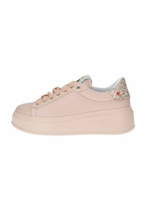 Sneaker in pelle rosa con suola a piattaforma Chunky, occhielli dorati decorativi e dettaglio glitterato sul tallone. Punta arrotondata e design con lacci.