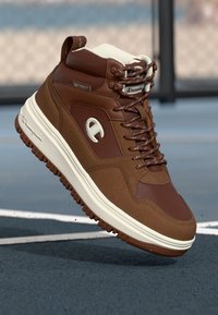 Braune wasserdichte Hochschnitt-Sneaker mit strukturierter Oberfläche, weißen Akzenten, braunen Schnürsenkeln und einer dicken Gummisohle.