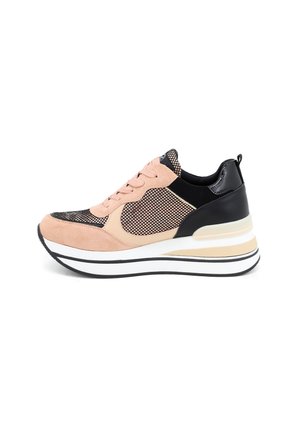 Sneaker in suede e rete rosa con accenti neri, tomaia testurizzata, punta arrotondata, suola intermedia spessa bianca e linguetta posteriore per un facile indossamento.