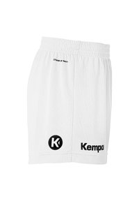 Witte sportshorts gemaakt van ademend materiaal, met een zwart "K" logo en de tekst "Kempa" aan de onderzijde links. Inclusief elastische tailleband.